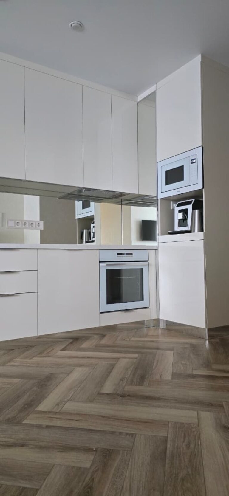 Светлая кухня с высокими секциями